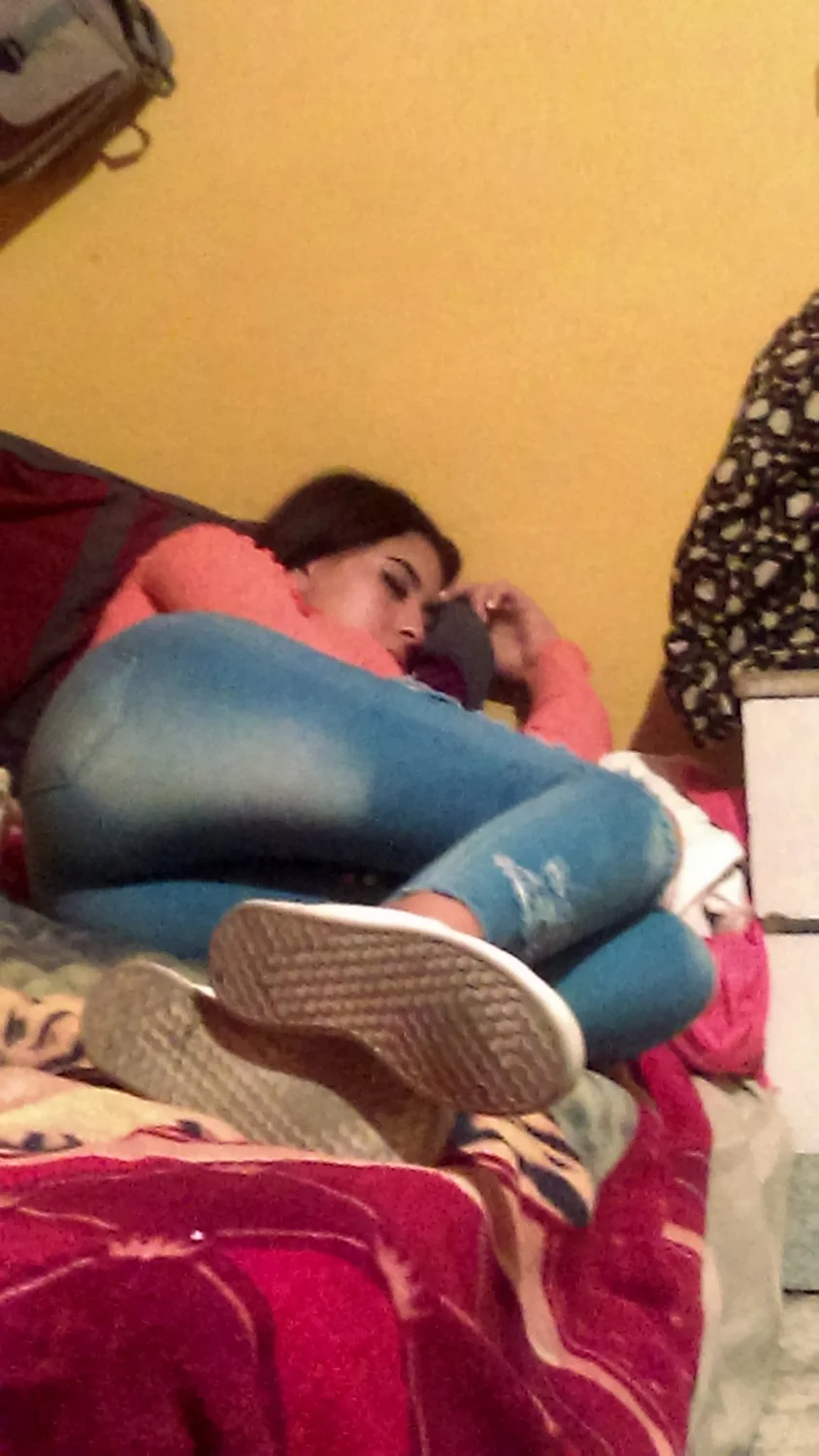 Lamiendo los pies de Fernanda dormida main image