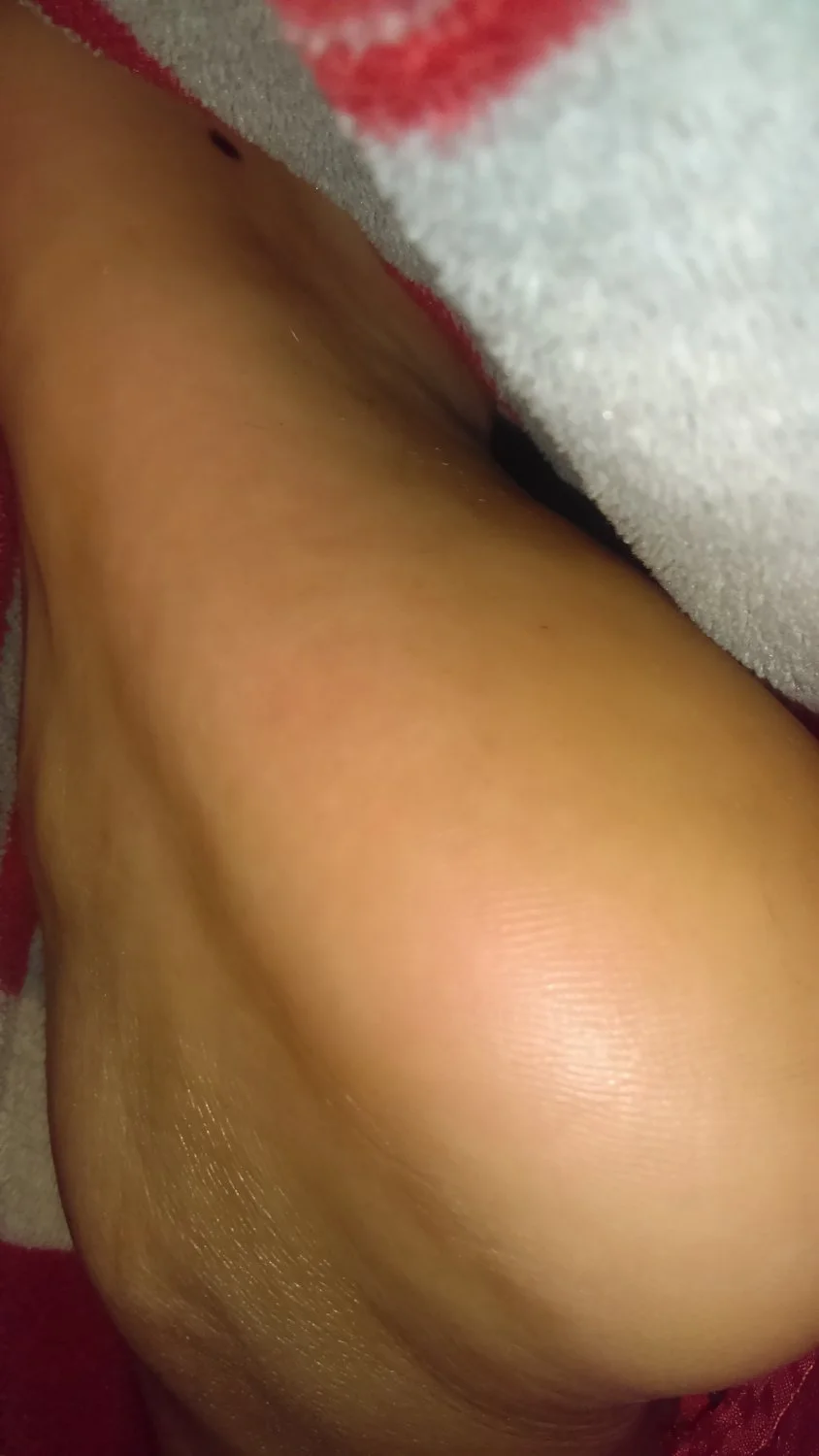 Lamiendo los pies de Fernanda dormida image 10