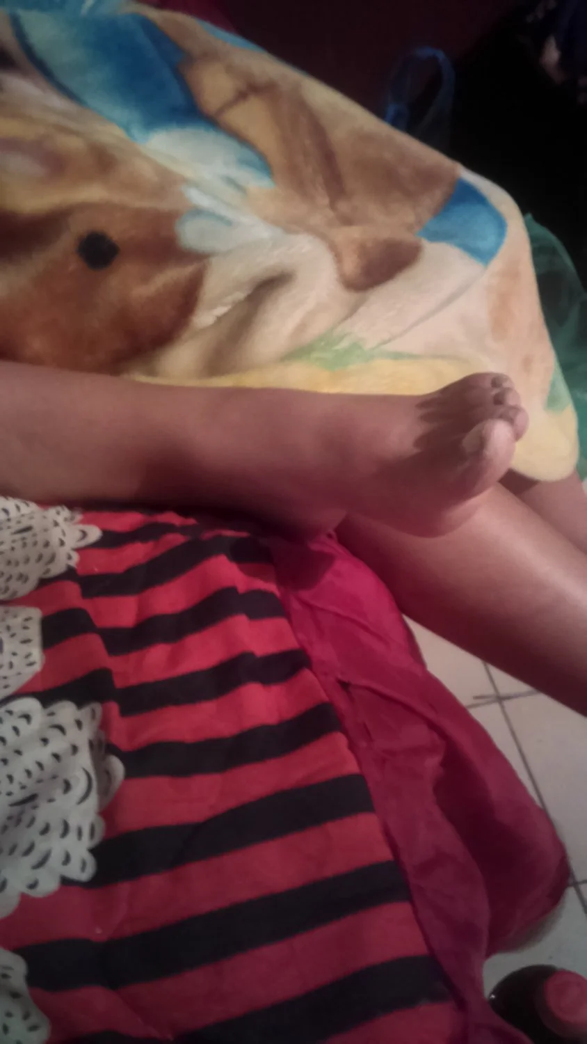 Lamiendo los pies de Fernanda dormida image 14