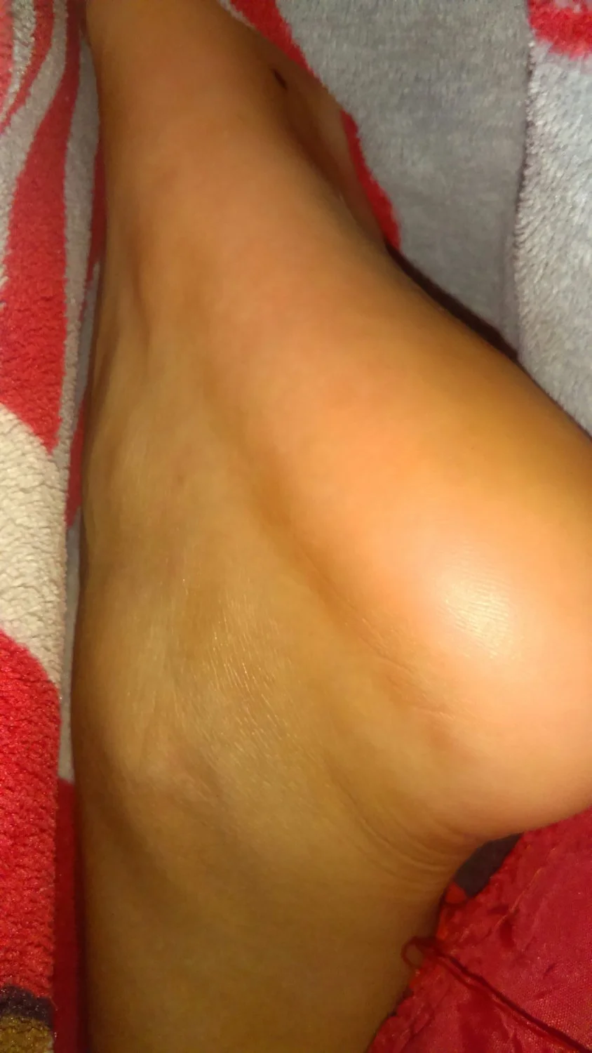 Lamiendo los pies de Fernanda dormida image 15