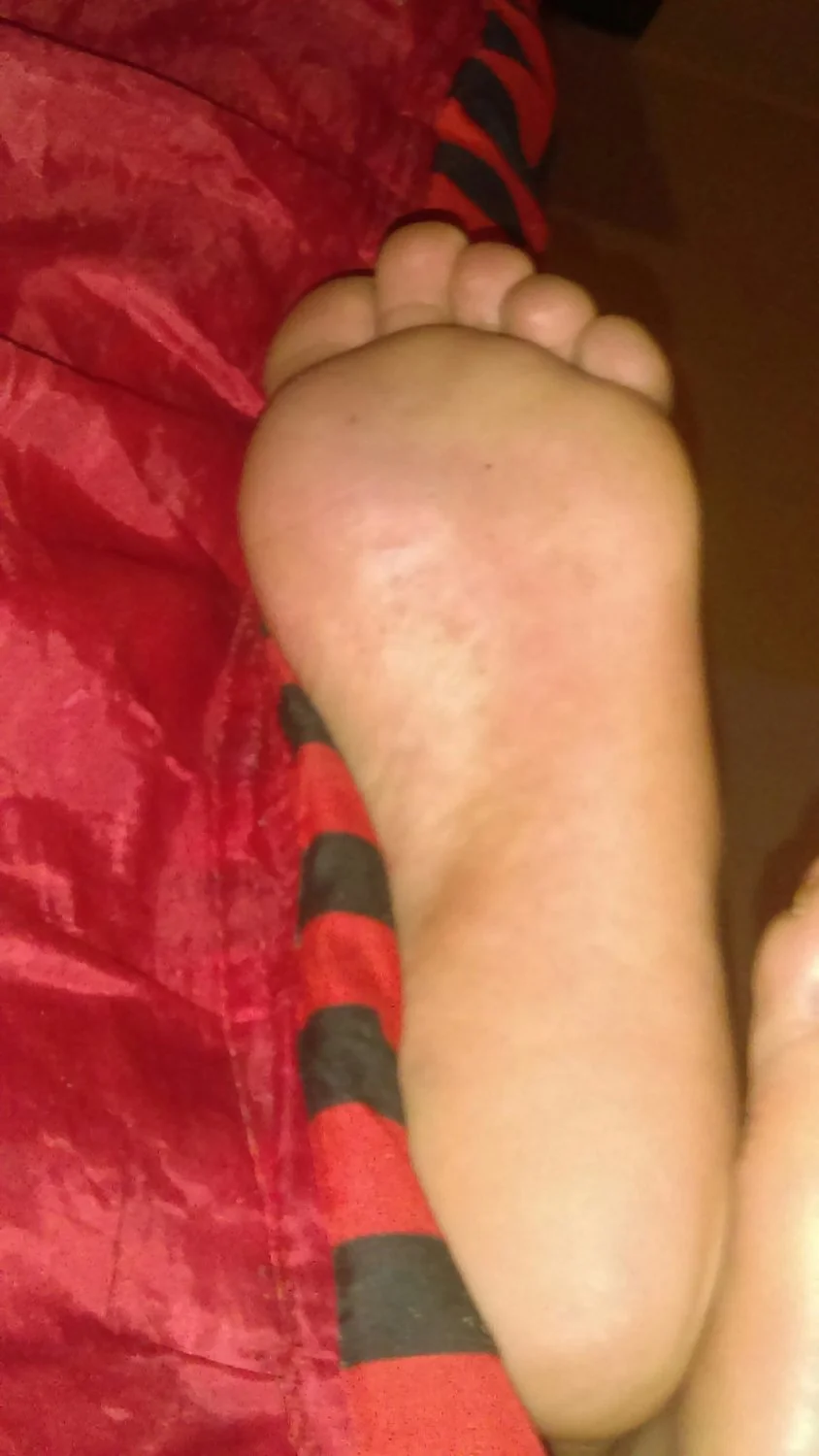Lamiendo los pies de Fernanda dormida image 17