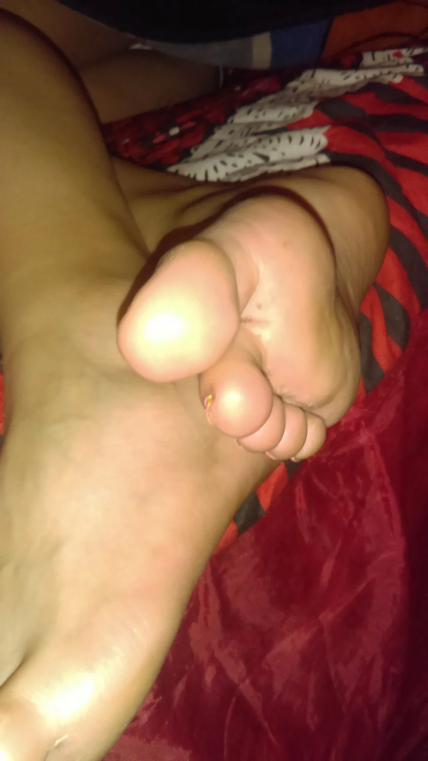 Lamiendo los pies de Fernanda dormida image 18