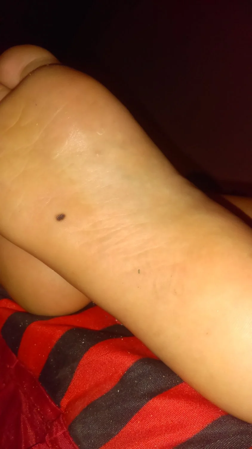 Lamiendo los pies de Fernanda dormida image 19