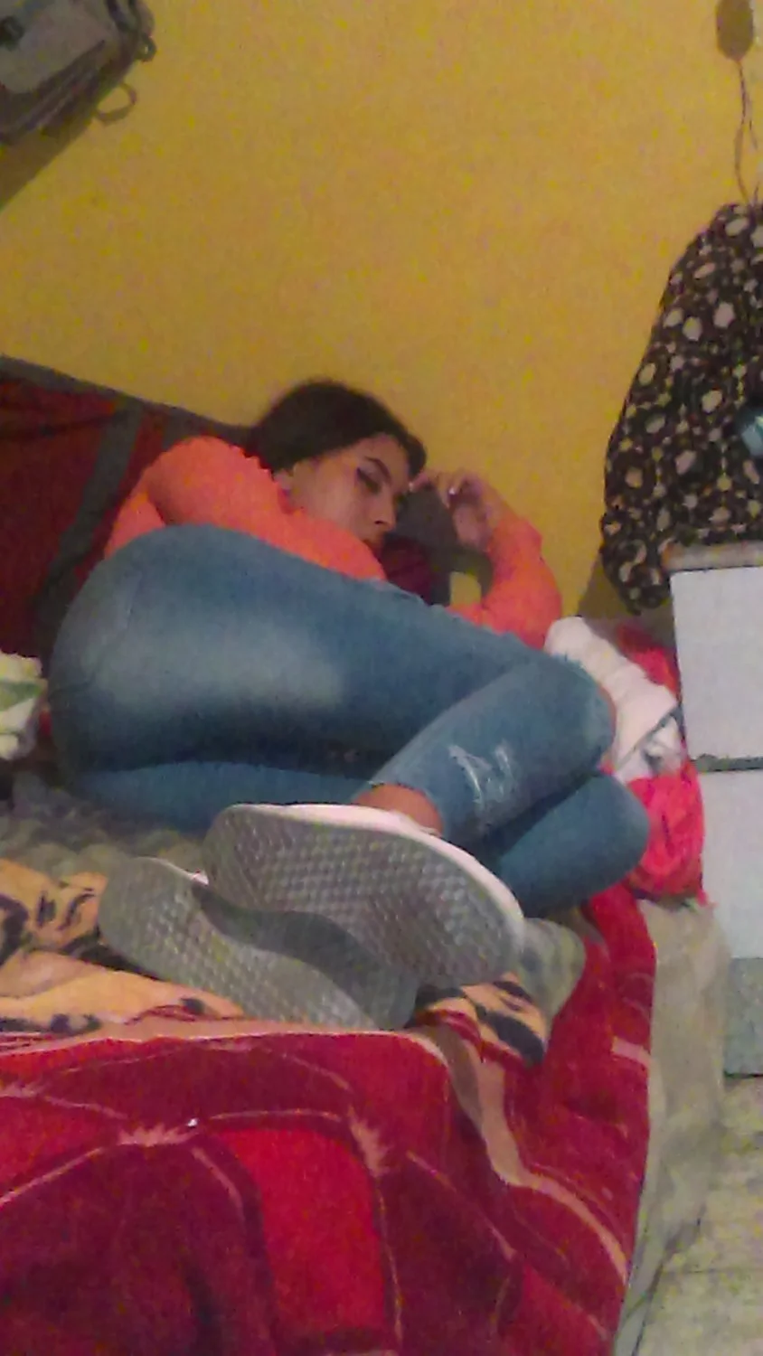 Lamiendo los pies de Fernanda dormida image 2