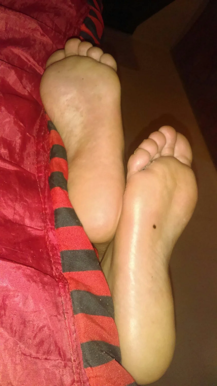 Lamiendo los pies de Fernanda dormida image 20