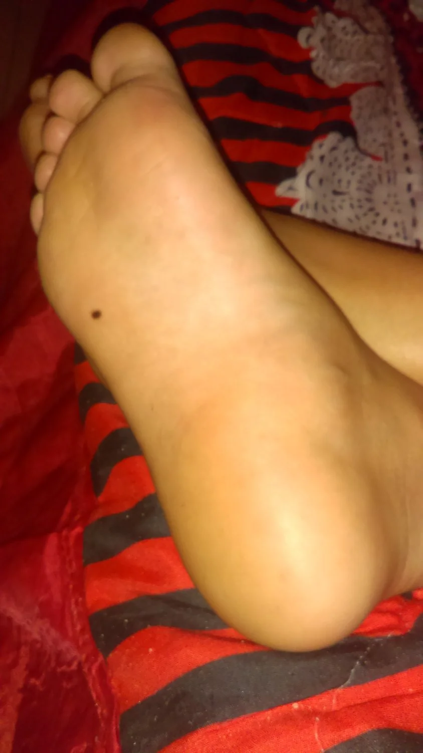 Lamiendo los pies de Fernanda dormida image 22