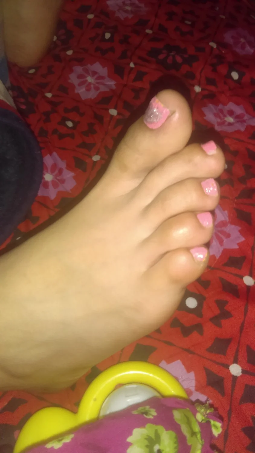 Lamiendo los pies de Fernanda dormida image 23