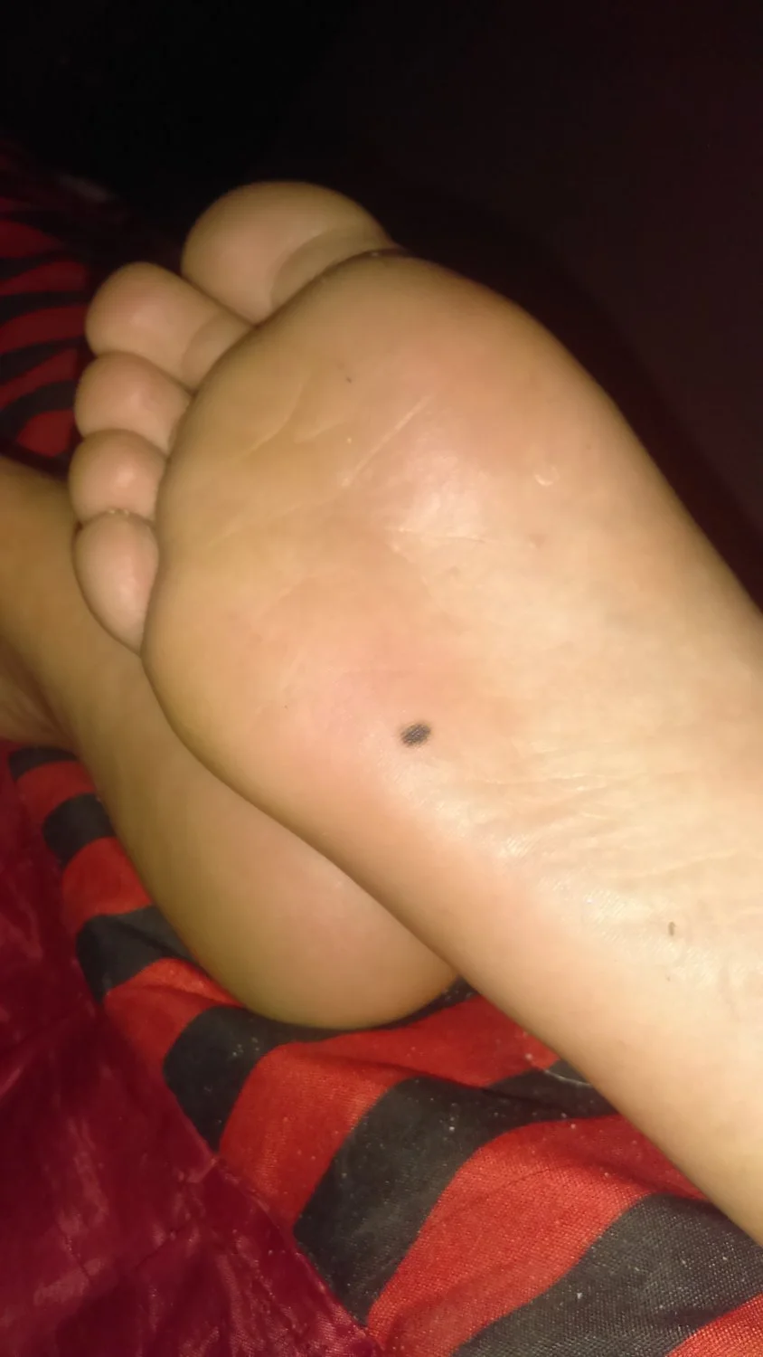 Lamiendo los pies de Fernanda dormida image 25