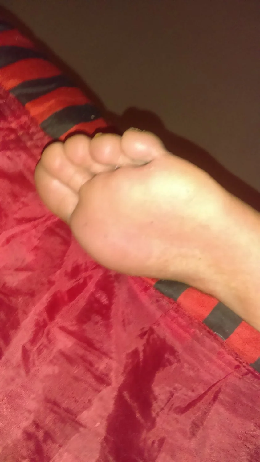 Lamiendo los pies de Fernanda dormida image 26