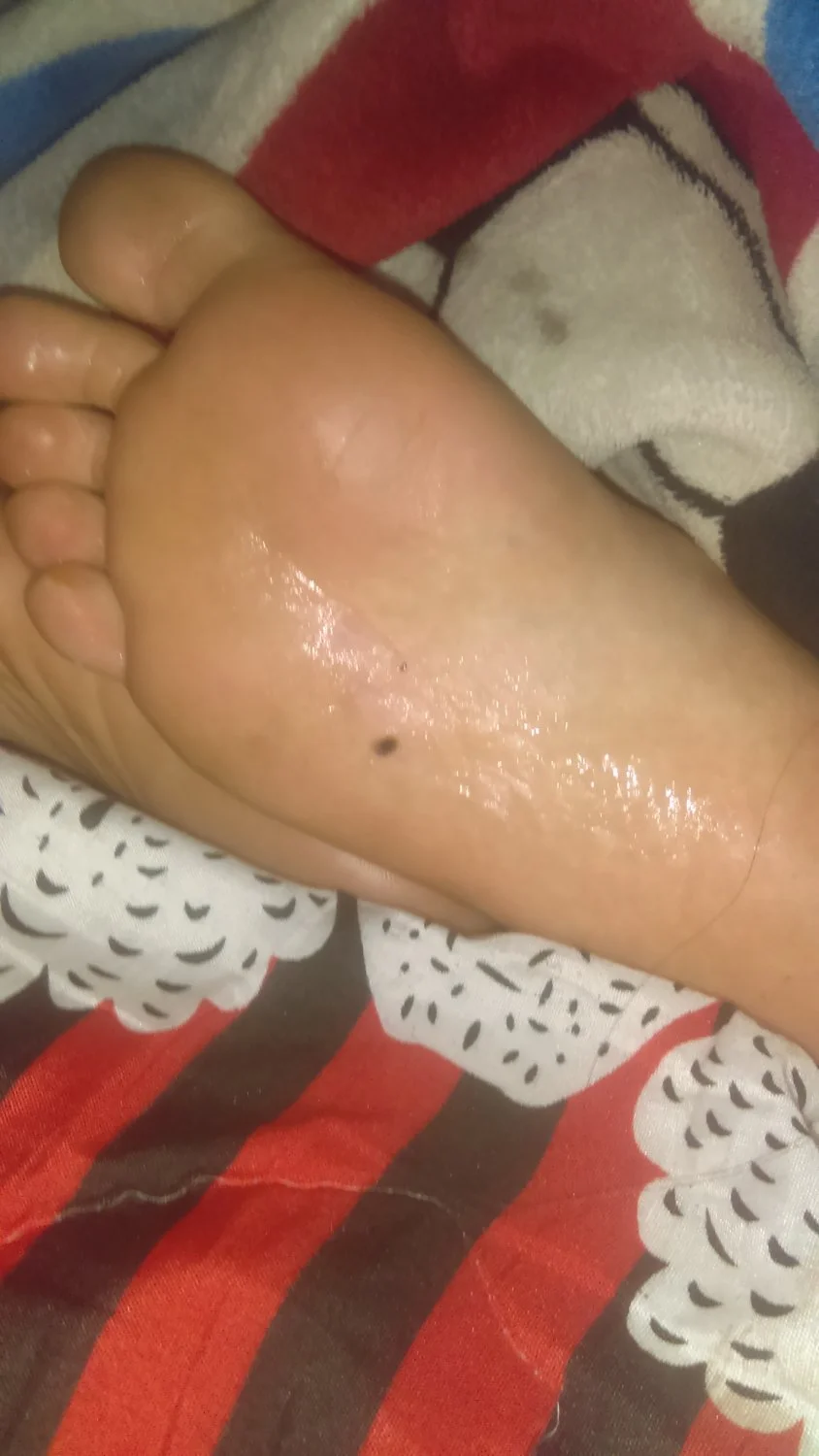 Lamiendo los pies de Fernanda dormida image 28