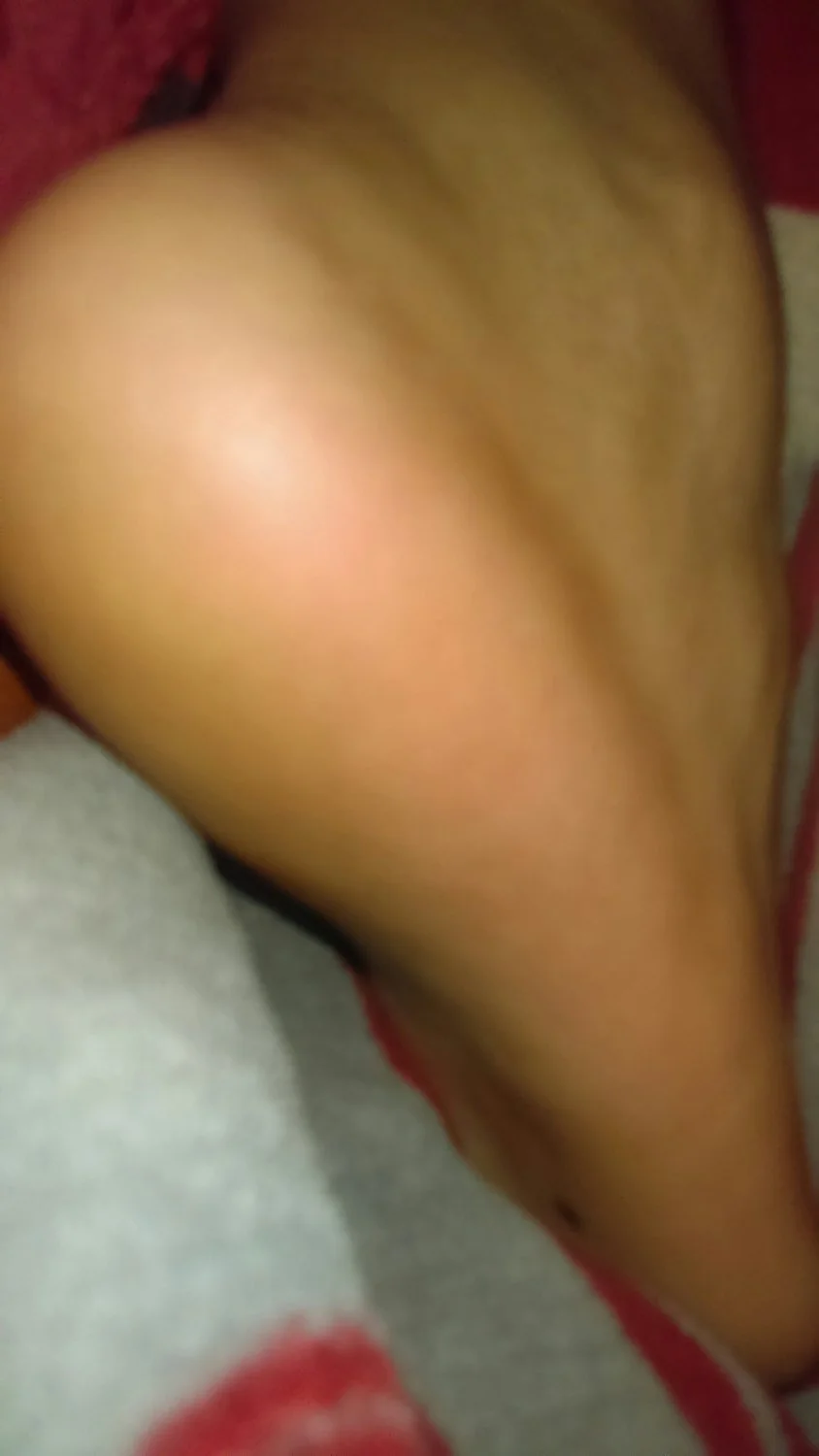 Lamiendo los pies de Fernanda dormida image 3