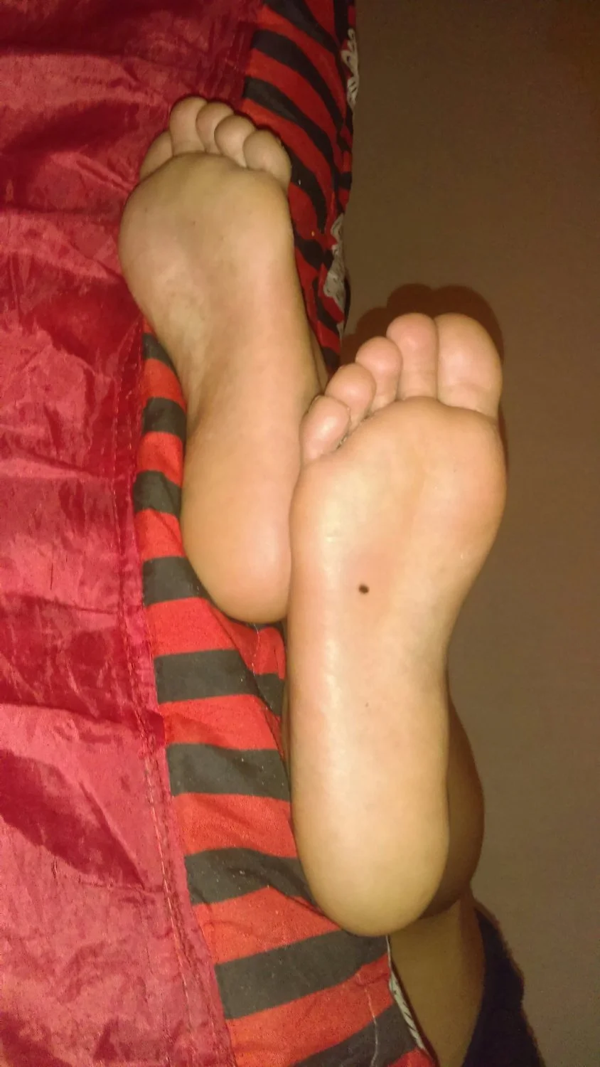Lamiendo los pies de Fernanda dormida image 31