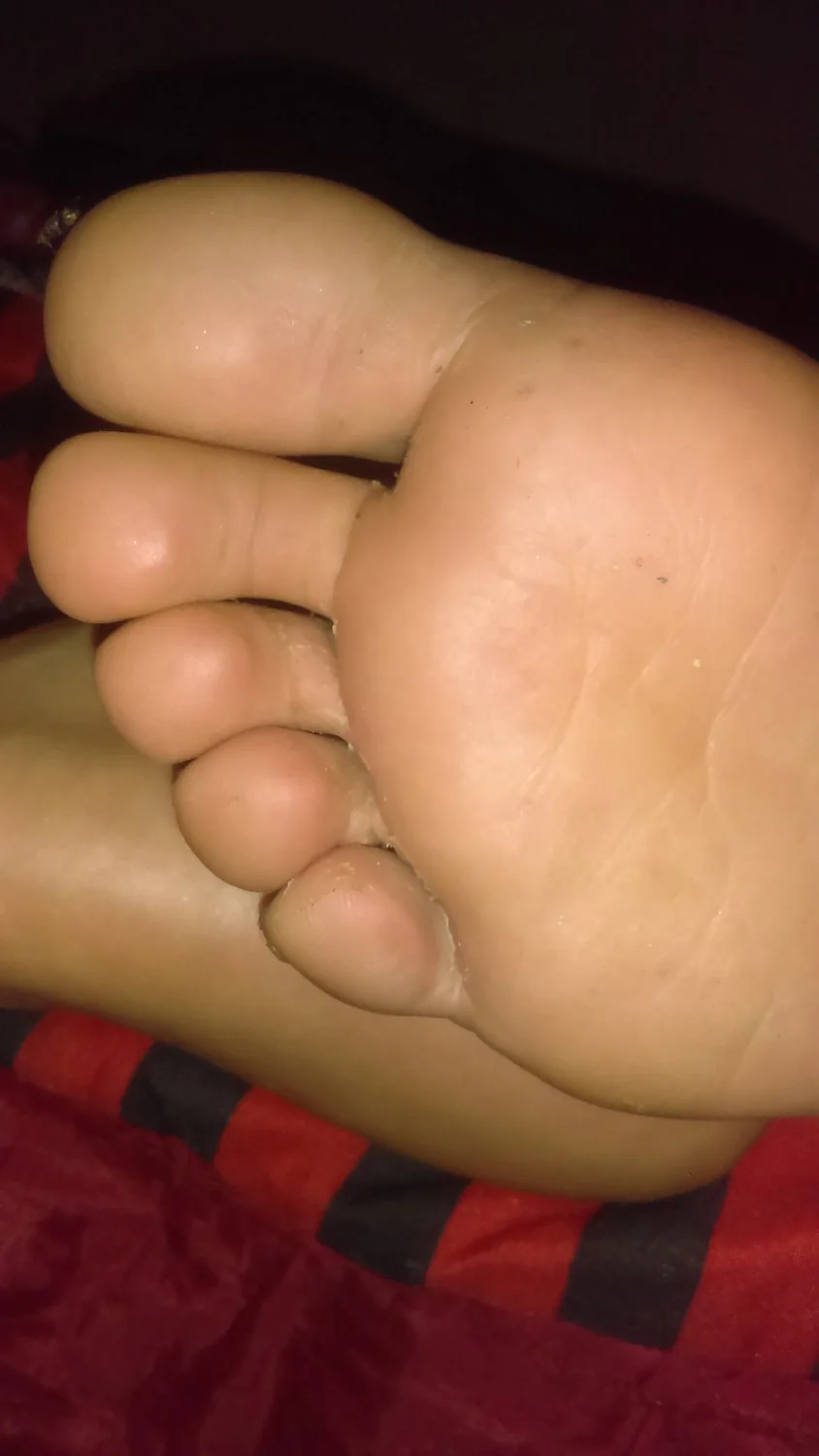 Lamiendo los pies de Fernanda dormida image 32
