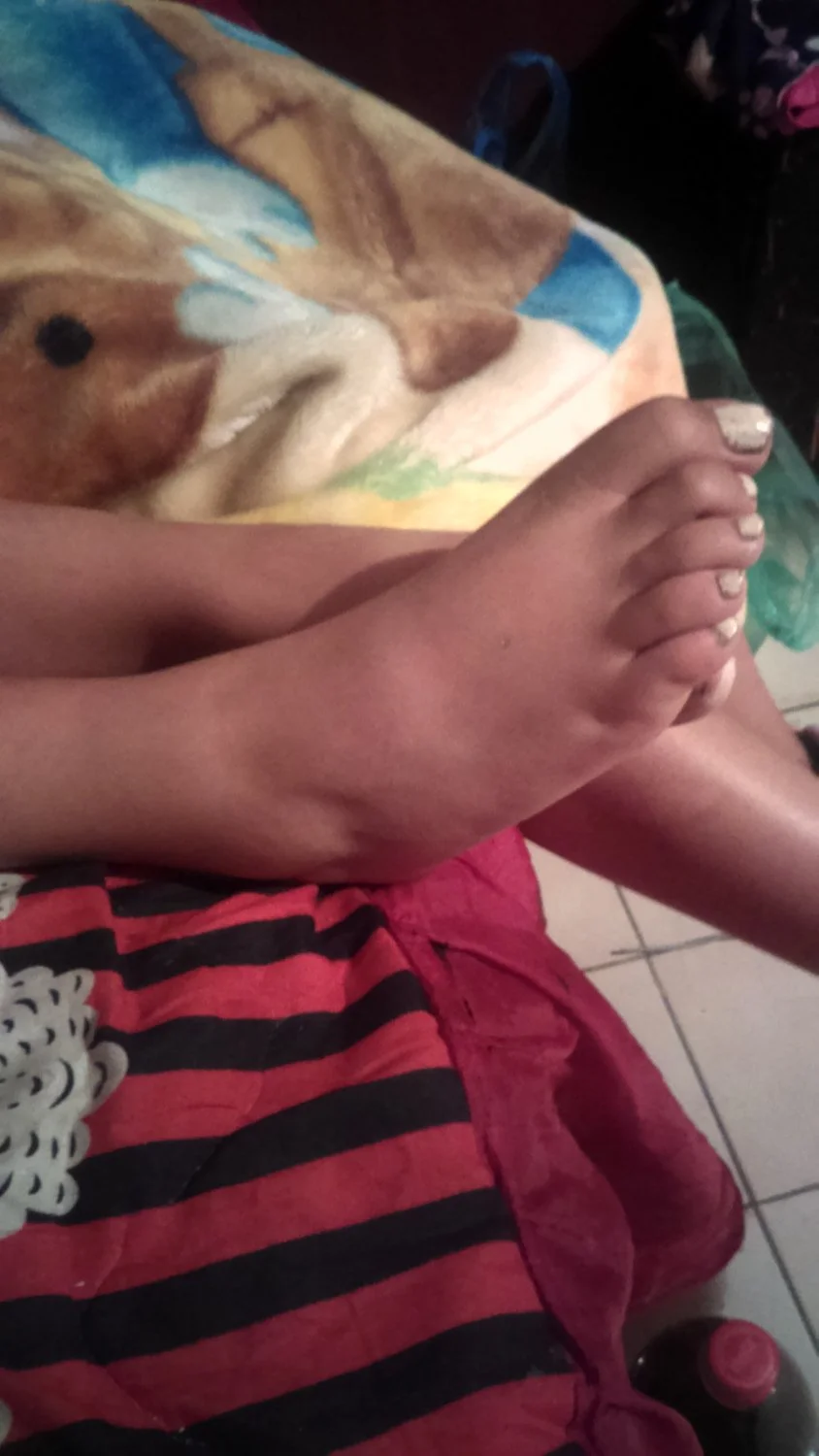 Lamiendo los pies de Fernanda dormida image 33
