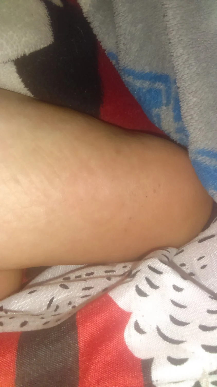Lamiendo los pies de Fernanda dormida image 34