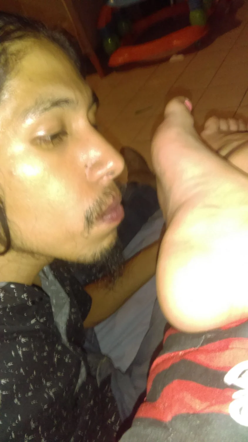 Lamiendo los pies de Fernanda dormida image 35