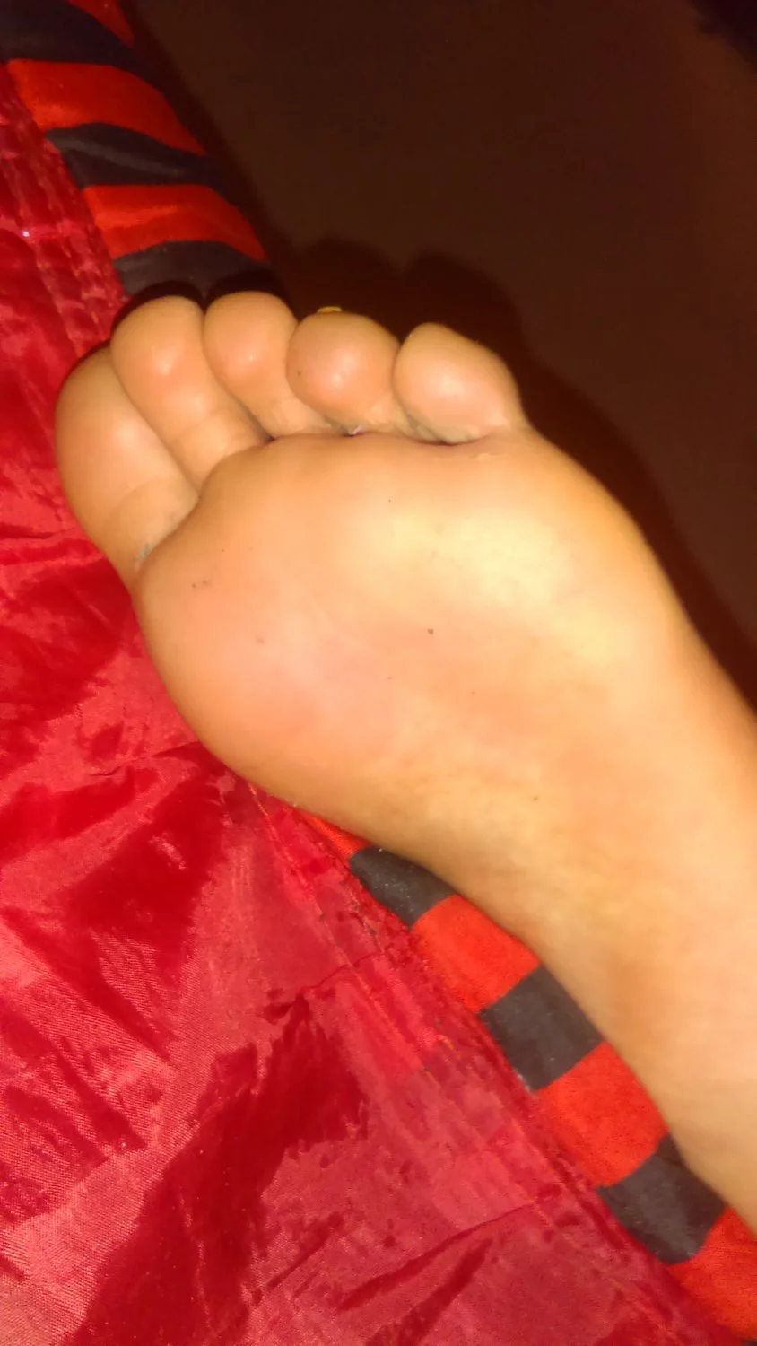 Lamiendo los pies de Fernanda dormida image 37