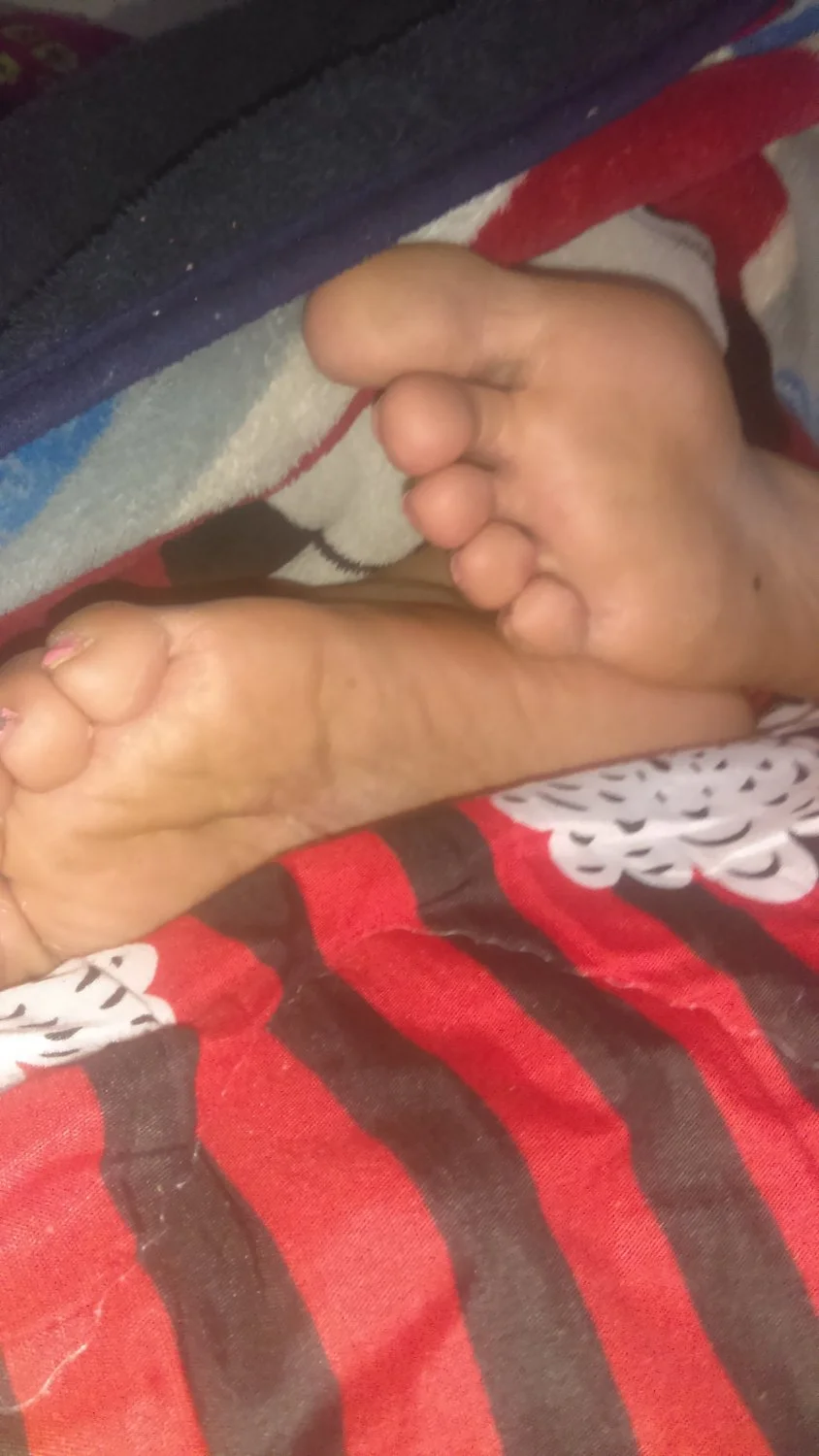 Lamiendo los pies de Fernanda dormida image 38