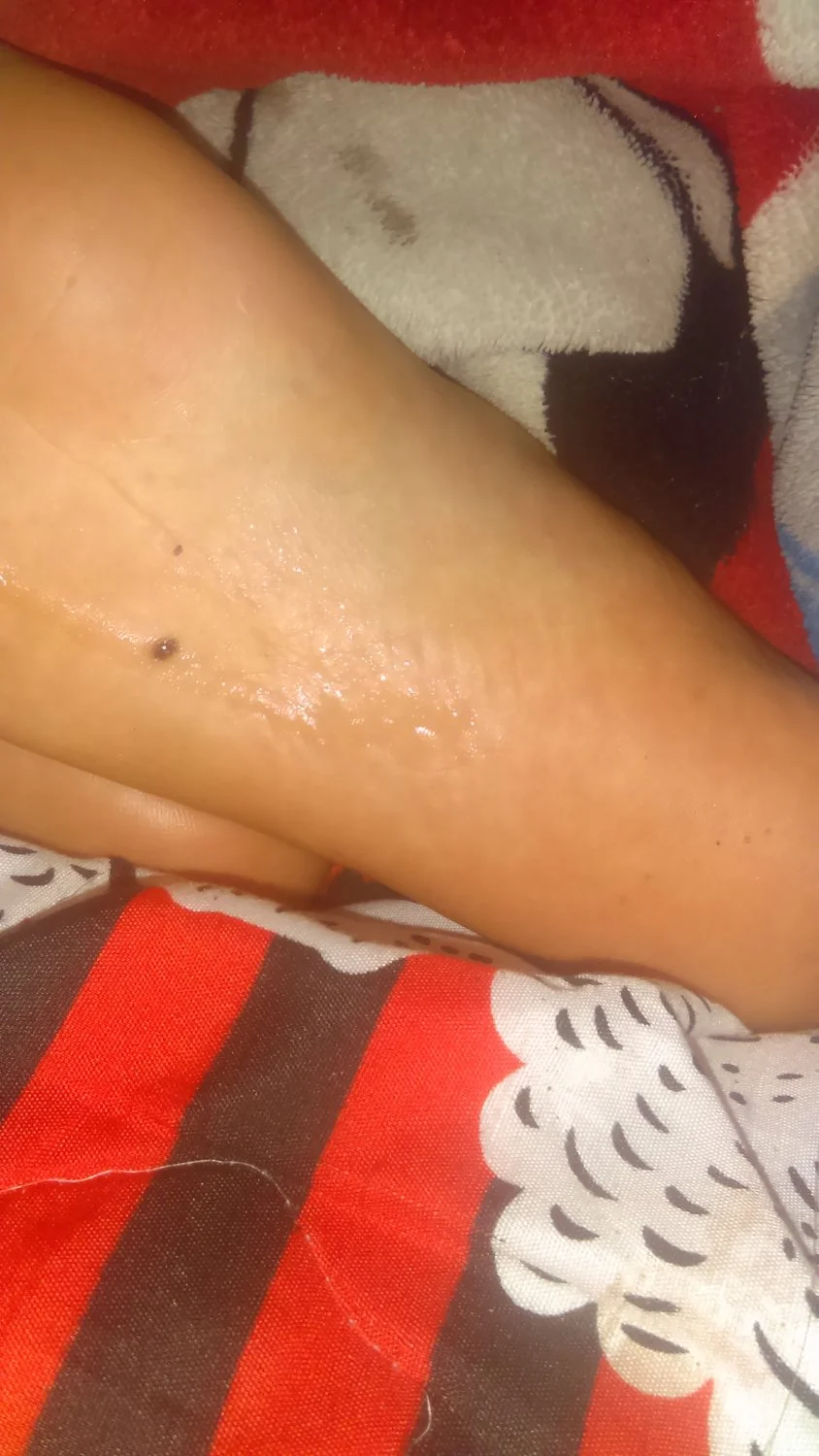 Lamiendo los pies de Fernanda dormida image 39