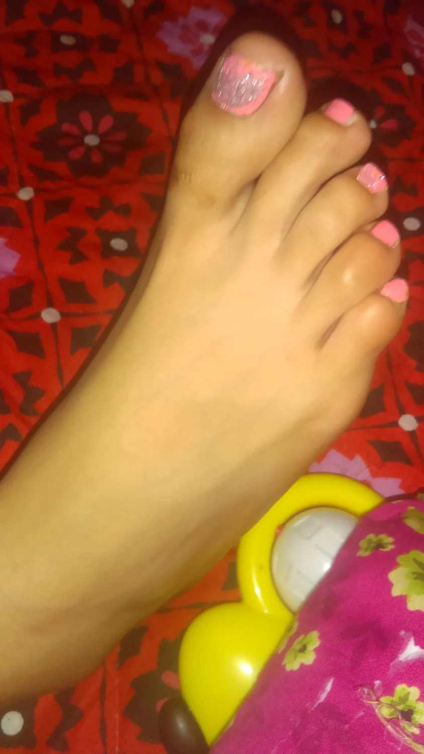 Lamiendo los pies de Fernanda dormida image 41