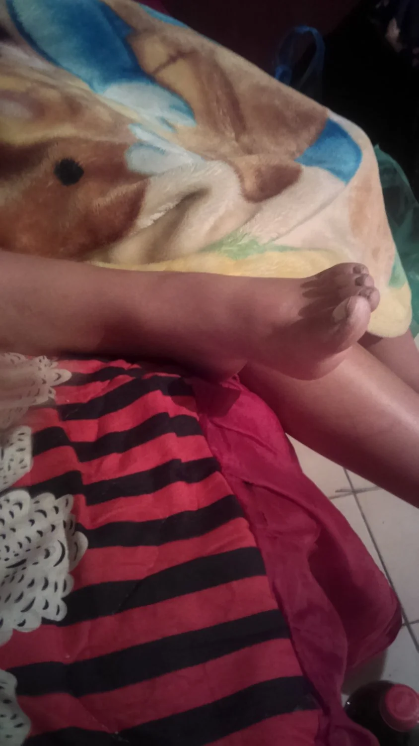 Lamiendo los pies de Fernanda dormida image 42