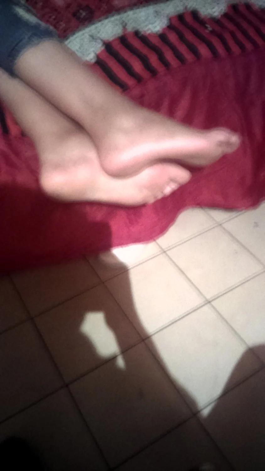 Lamiendo los pies de Fernanda dormida image 43