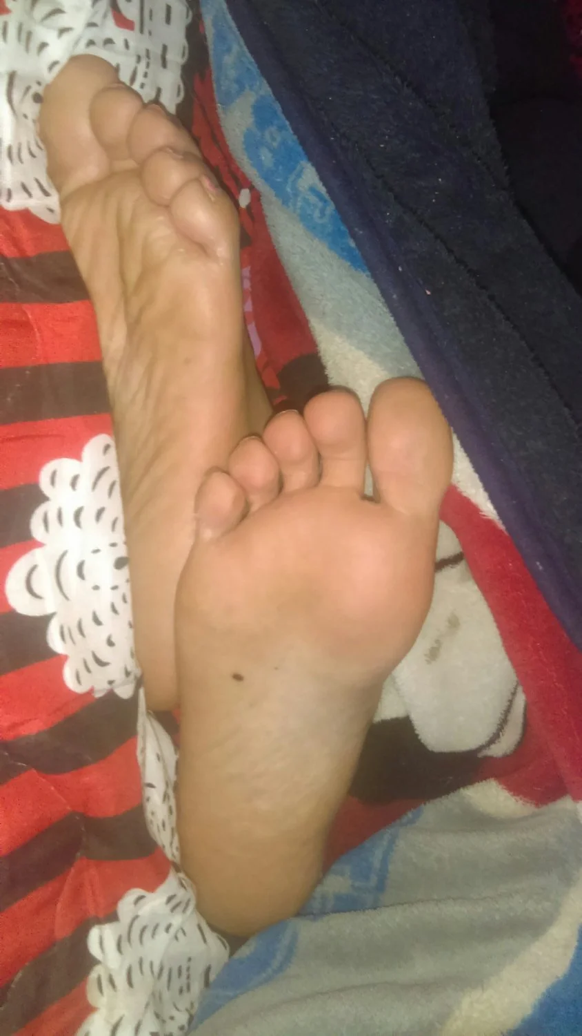Lamiendo los pies de Fernanda dormida image 44