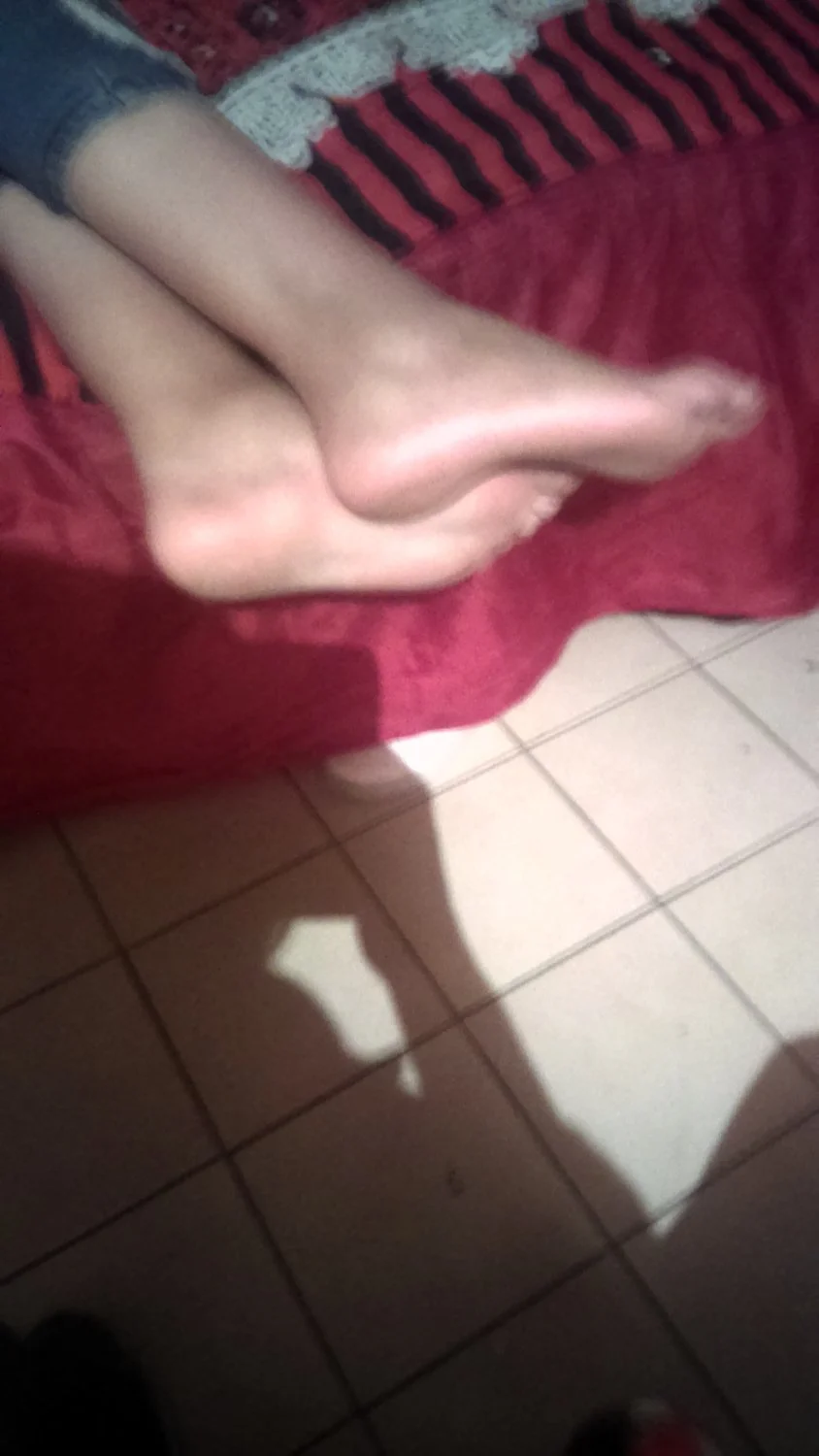 Lamiendo los pies de Fernanda dormida image 46