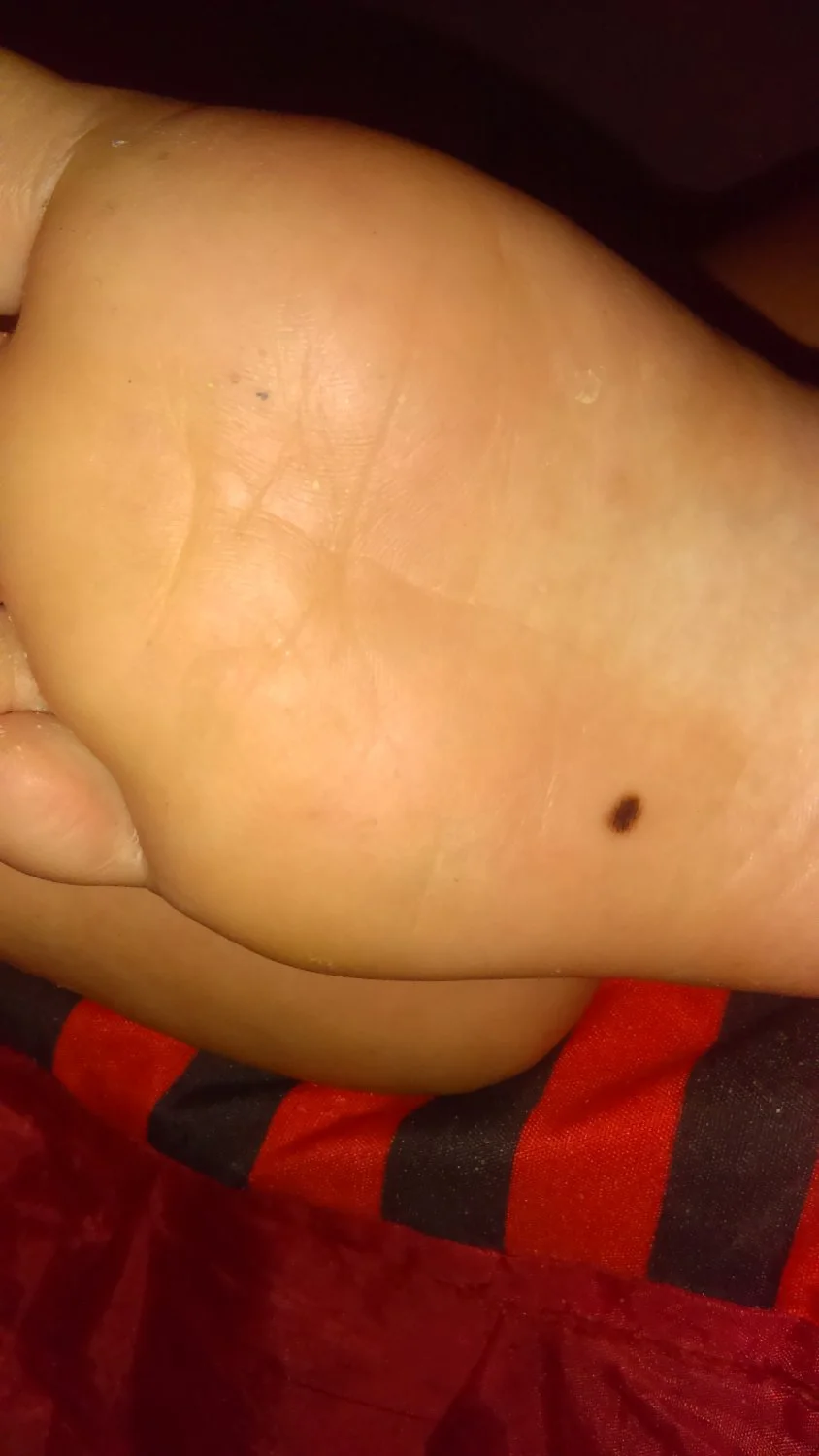 Lamiendo los pies de Fernanda dormida image 47