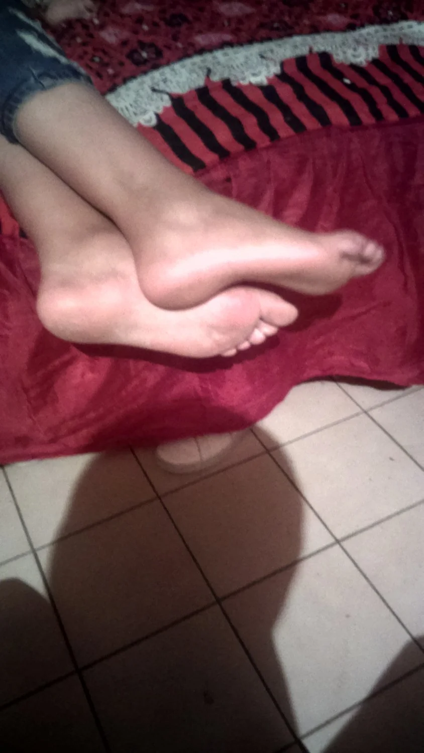 Lamiendo los pies de Fernanda dormida image 48