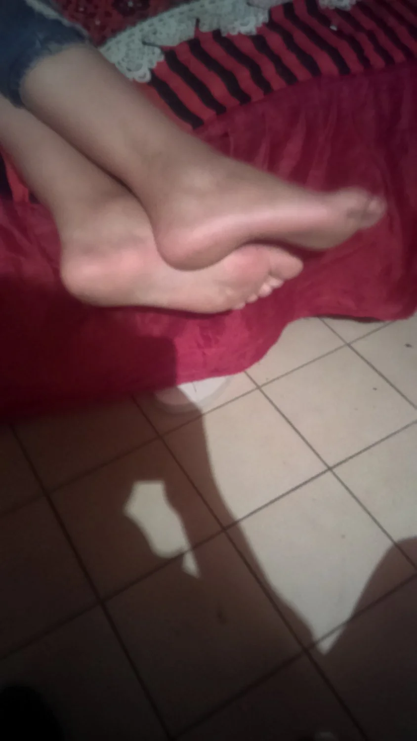 Lamiendo los pies de Fernanda dormida image 50