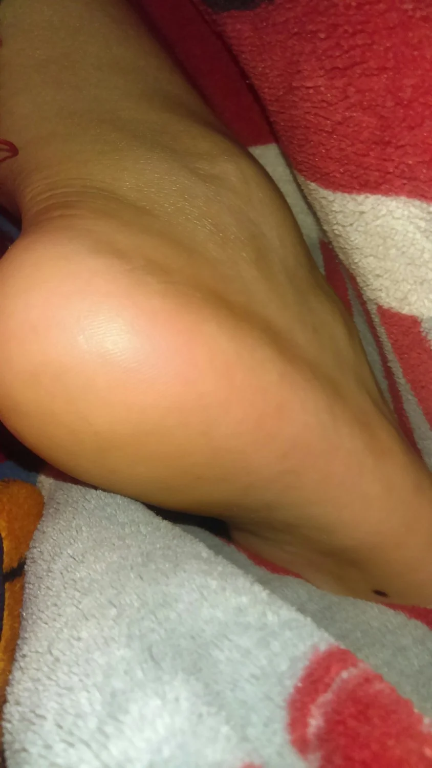 Lamiendo los pies de Fernanda dormida image 6