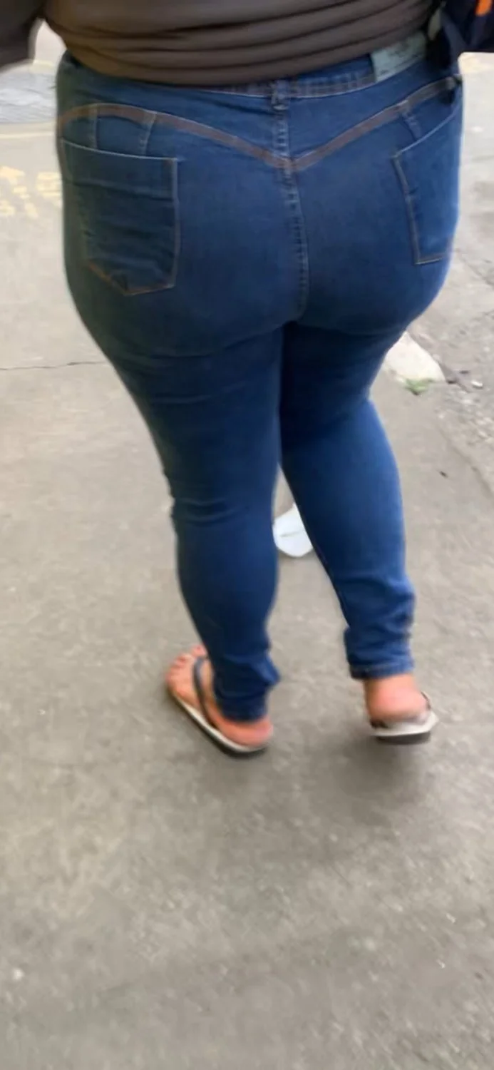 Bunda gostosa da coroa na rua image 1