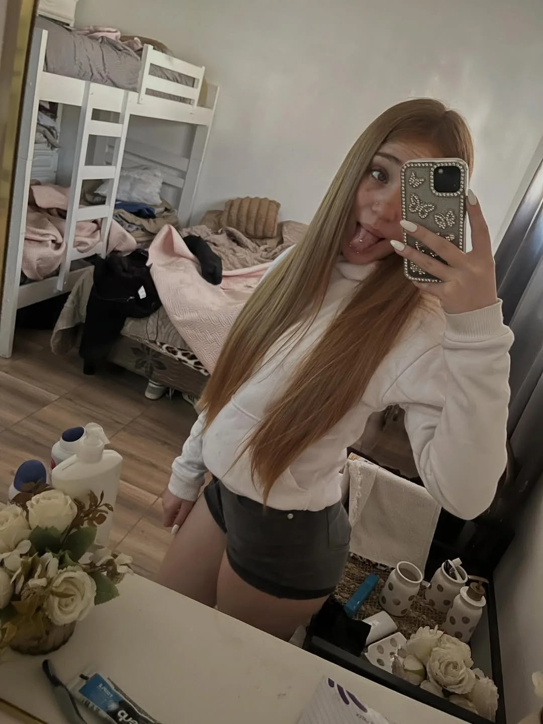 pendeja rubia flaquita para romperla toda 🤤🤤🤤 main image