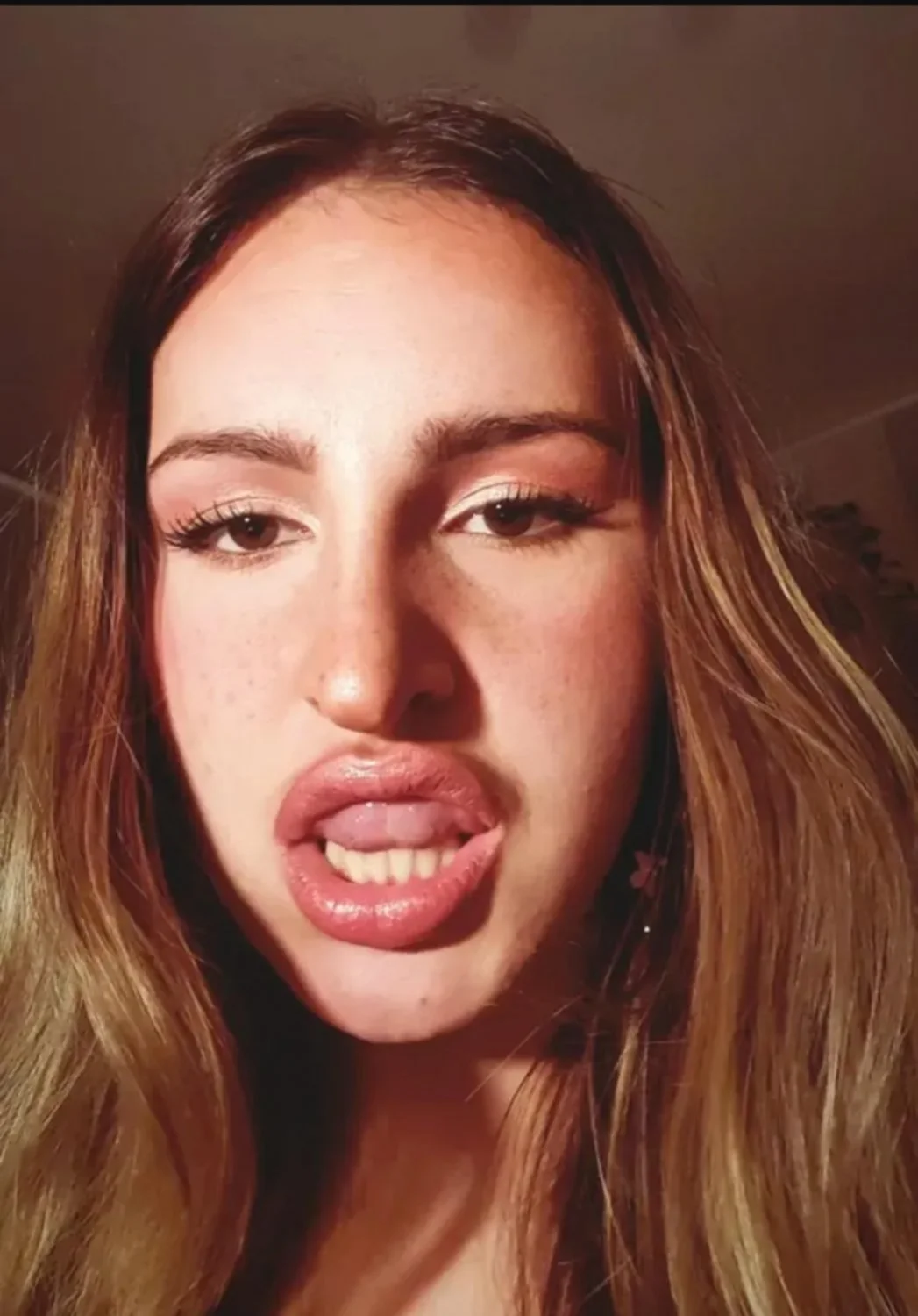 Manden sus aportes para subir a putitas ricas. Ella es Anna image 6
