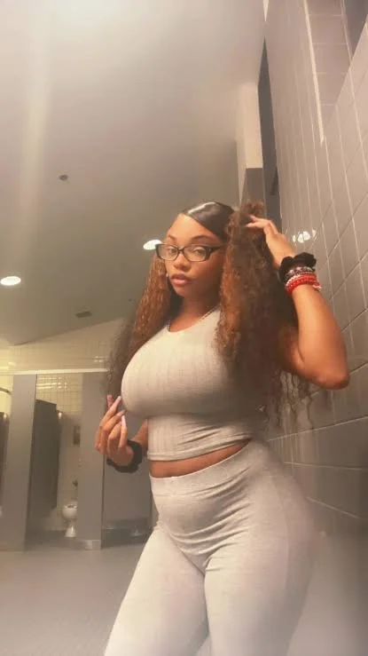 Huge Tits nip slip image 1