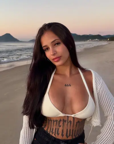 Novinha gostosa abandonou a faculdade pra vender conteúdo adulto cover image