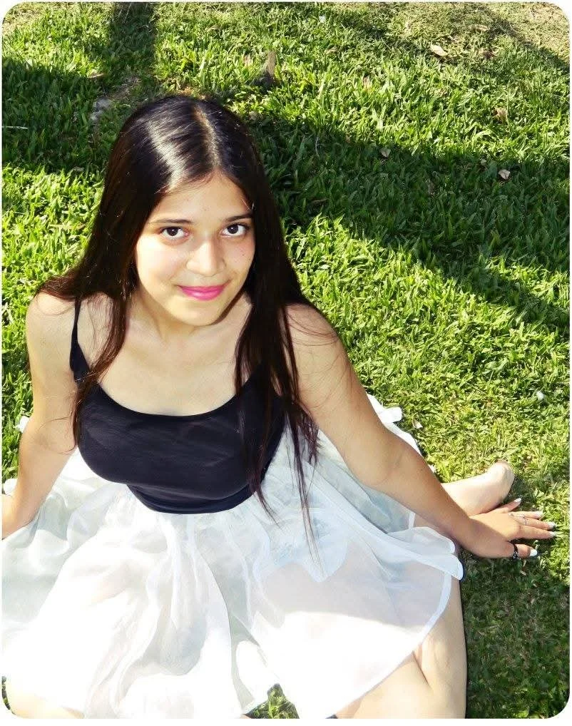 Exponiendo book de fotos de hermosa putita que pide tributos image 14