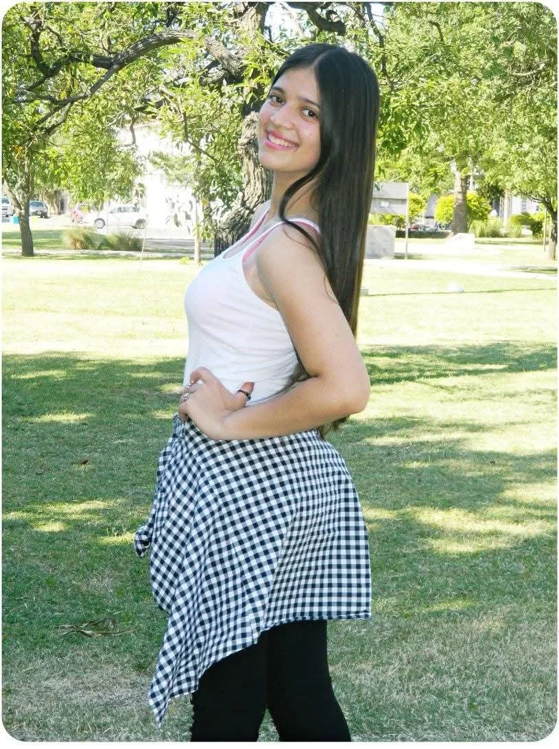Exponiendo book de fotos de hermosa putita que pide tributos image 15