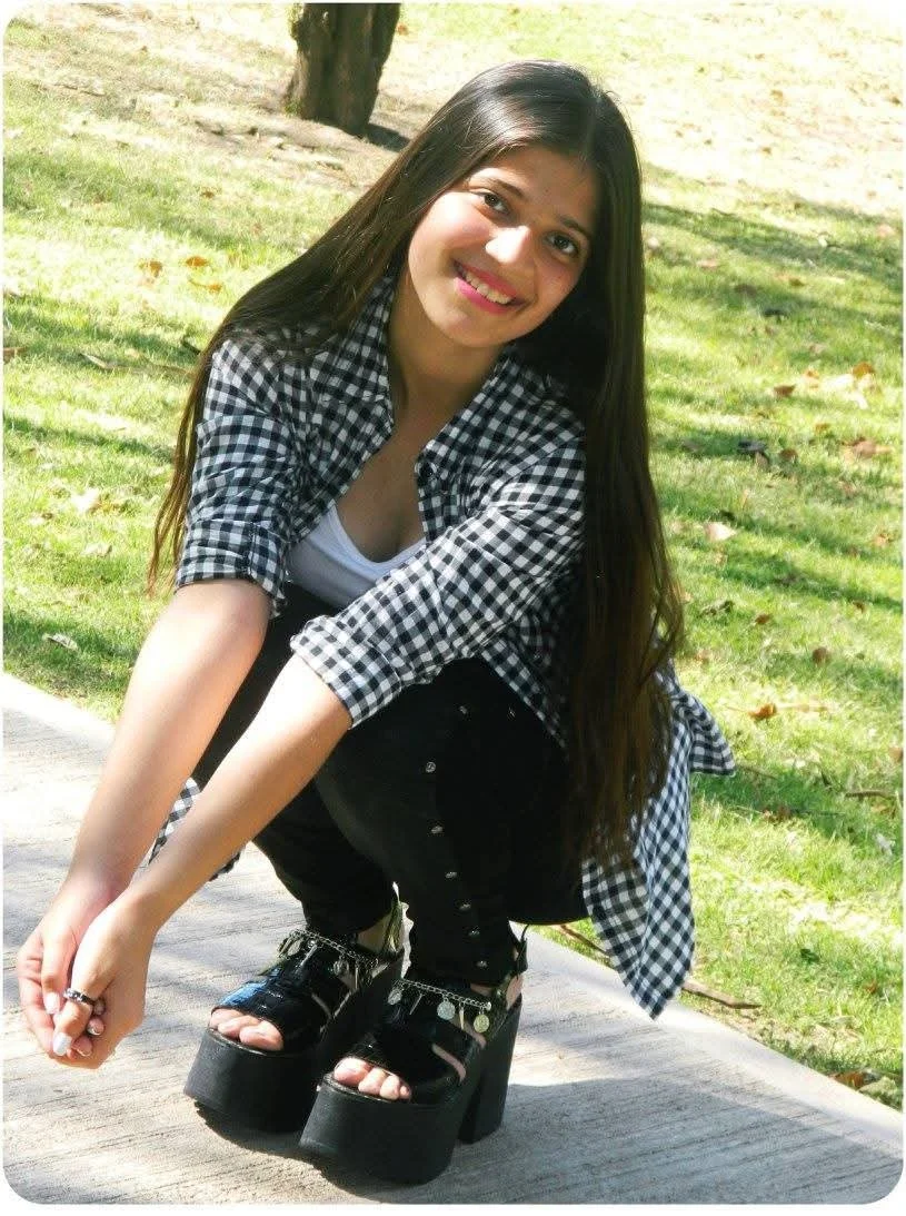 Exponiendo book de fotos de hermosa putita que pide tributos image 17