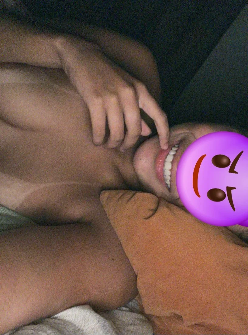 Novinha gostosa de marquinha fumando e mamando image 4
