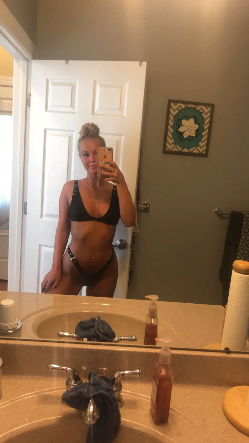 Fit blonde Webslut Macie image 7