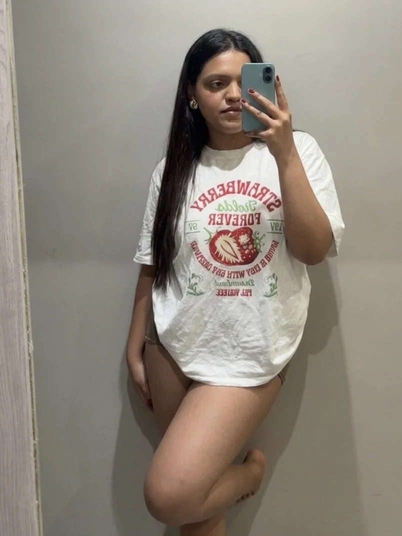 Hot indian insta infleuncer viral pics showing with her face main image