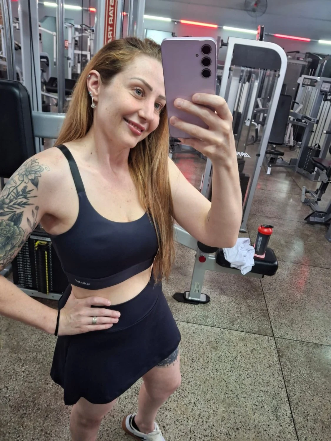 Minha esposa branquinha se exibindo na academia para os machos. image 3