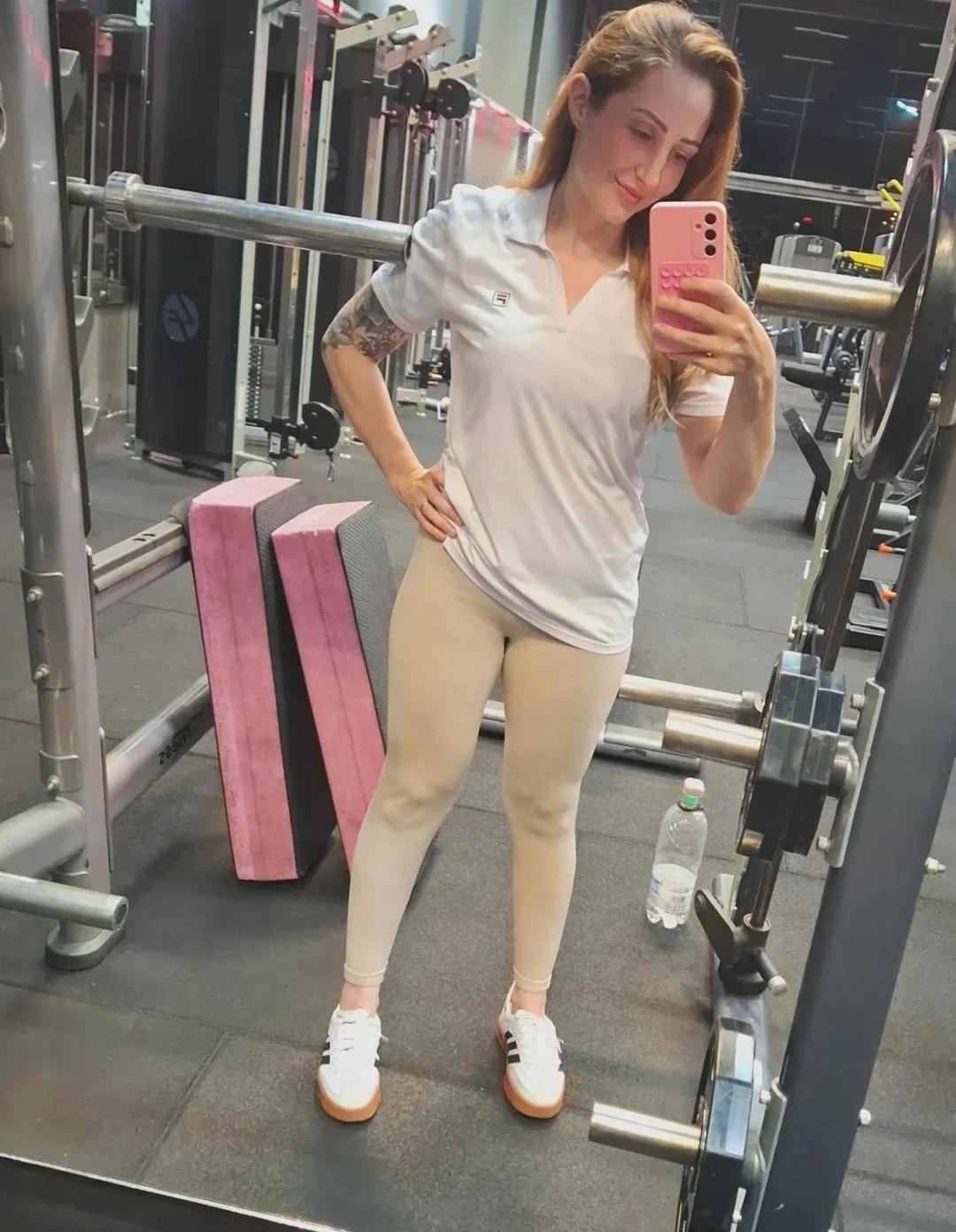 Minha esposa branquinha se exibindo na academia para os machos. image 7