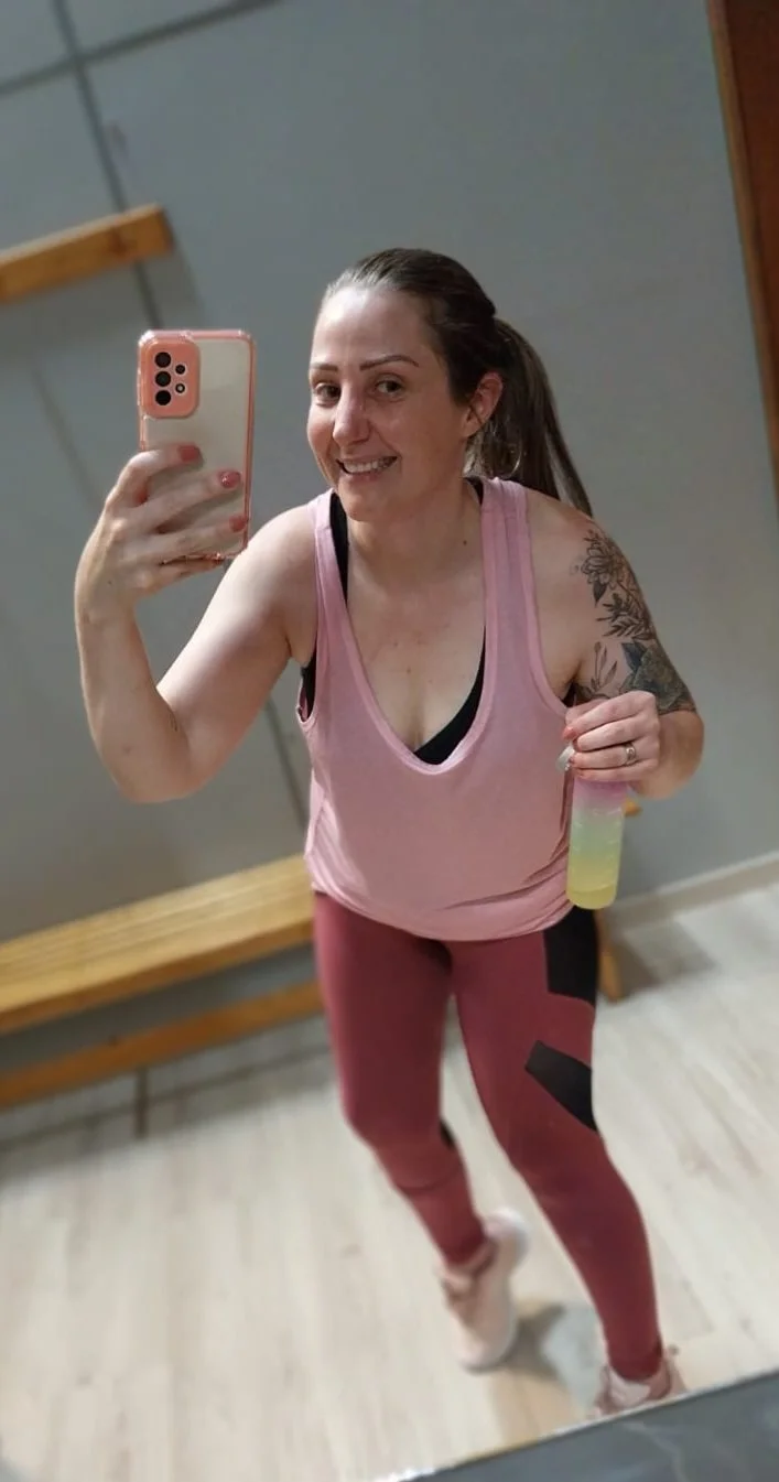 Minha esposa branquinha se exibindo na academia para os machos. image 8