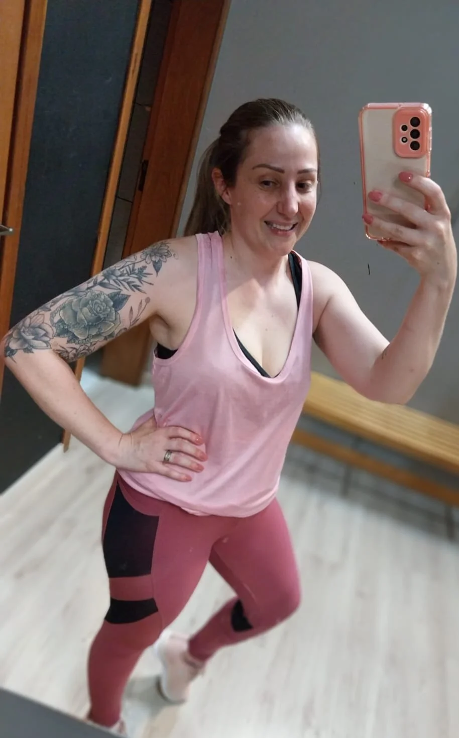 Minha esposa branquinha se exibindo na academia para os machos. image 9