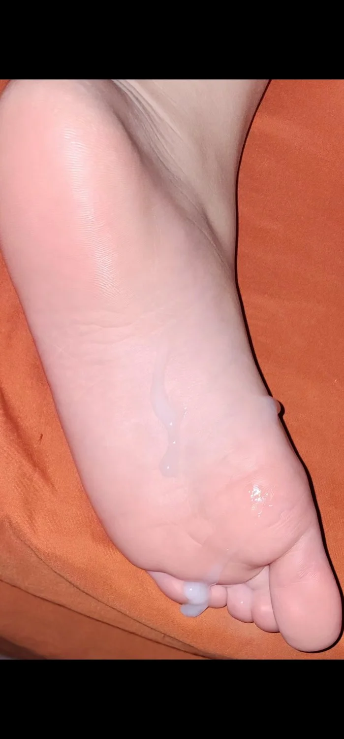 me encanta echárselos en los pies a mi cuñada mientras duerme😍 image 2