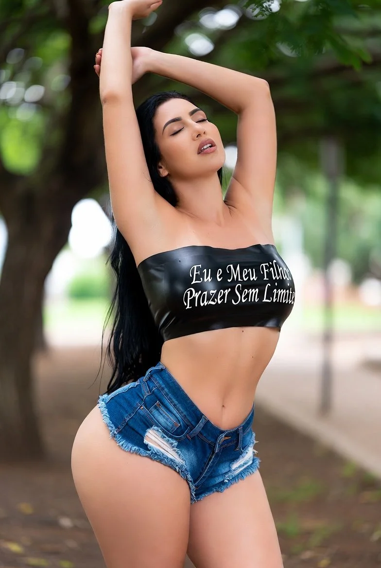 Imagens de mamães safadas que amam seus filhos de uma forma diferente. MILF - TABOO - IA - AI image 14