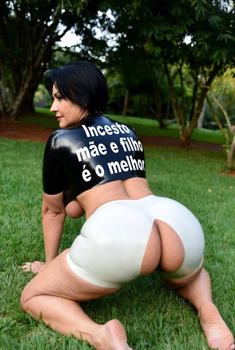 Imagens de mamães safadas que amam seus filhos de uma forma diferente. MILF - TABOO - IA - AI image 18